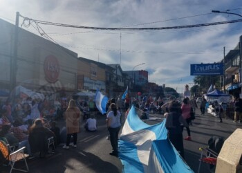 Docentes en lucha mantendrán el acampe y el domingo harán una marcha en la costanera