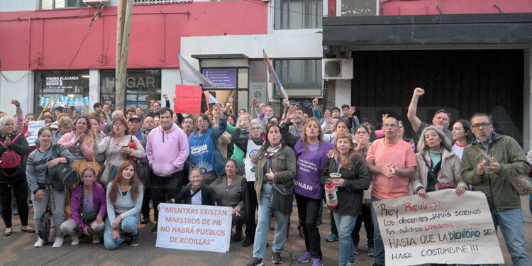 Docentes se reunieron frente al Juzgado de Instrucción 7 para acompañar y apoyar a Gurina y Sánchez