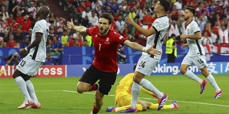 Khvicha Kvaratskhelia de Georgia celebra su primer gol. Foto: NA/REUTERS.