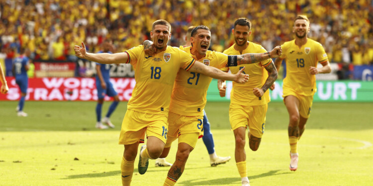 Razvan Marin, de Rumania, celebra su primer gol con Nicolae Stanciu. Foto: NA/REUTERS.