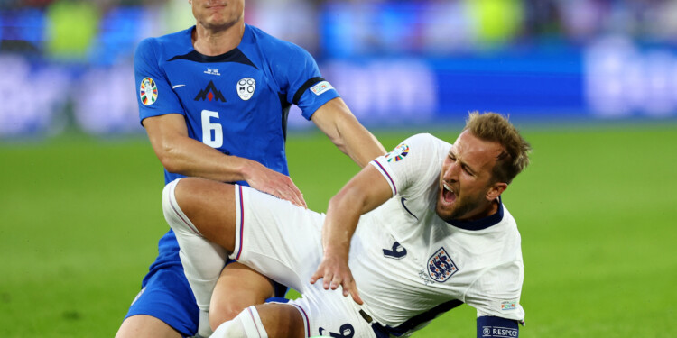 El inglés Harry Kane reacciona ante la mirada del esloveno Jaka Bijol. Foto: NA/REUTERS.