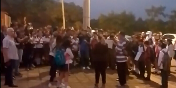 ENOJO. Hace semanas que los padres piden una reunión con la directora.