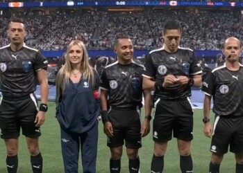 Morena Beltrán apareció junto a los árbitros en Argentina vs. Canadá y sorprendió a todos