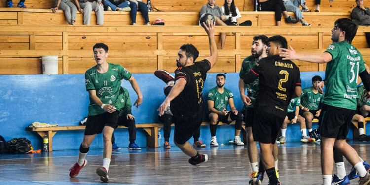 PELEADO. El partido entre Gimnasia y Barrio Parque se definió en tiempo extra. (Prensa CAH)
