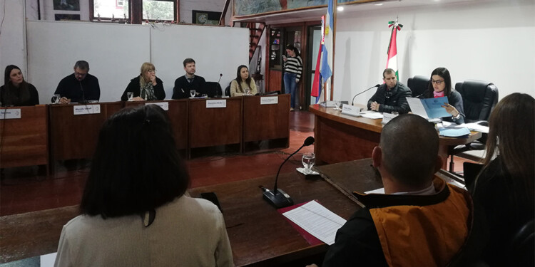 TENSO ENCUENTRO. De los concejales obereños ayer en la sesión legislativa ordinaria