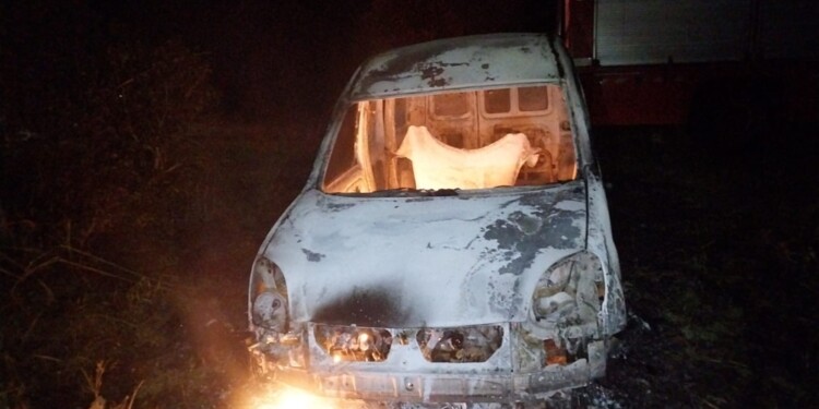 REDUCIDO. Las llamas consumieron en gran parte el utilitario pese a ser hallado a los pocos minutos del robo.