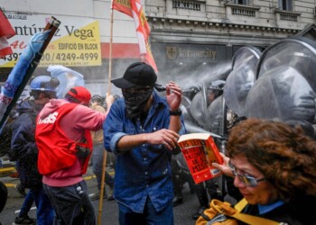 Tensión y graves incidentes frente al Congreso