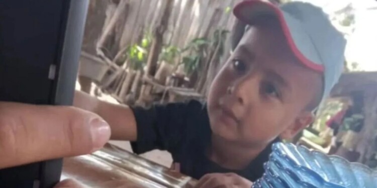 ÚLTIMA FOTO. El menor almorzó junto a familiares y amigos de su tío y de su abuela el 13 de junio; después no se lo volvió a ver.