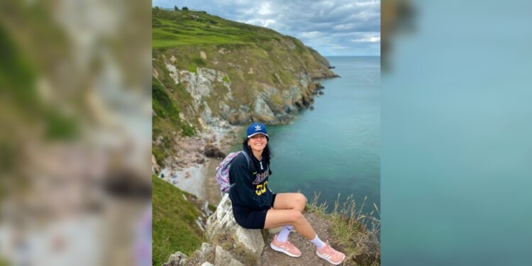 MISIONERA VVIAJERA. Micaela en los acantilados de Howth, Irlanda.