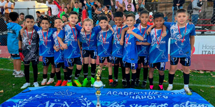 SEMILLERO DE PRIMERA. Los chicos de Nápoles, tras obtener el título ante La Lepra. Todos fueron invitados a quedarse.