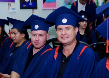 Rolando y Leo, padre e hijo unidos también para terminar juntos la escuela secundaria