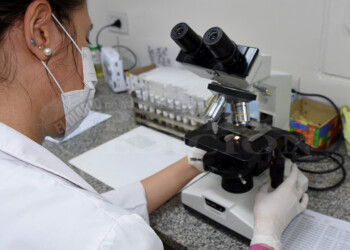 Día del Bioquímico: librando batallas desde los laboratorios