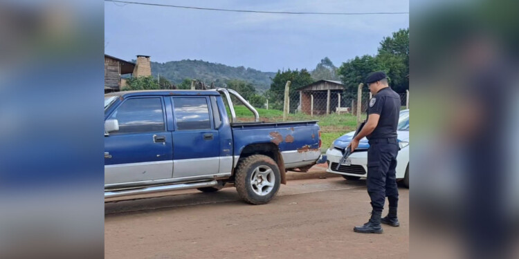 UBICADA. La Mitsubishi abandonada en una calle y con las llaves puestas.