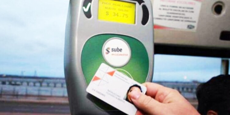 Los pasajeros denuncian que los choferes exigen que se les pague en efectivo, a pesar de que el problema es de la empresa SUSA.