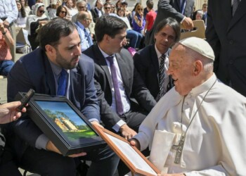 Matías Sebely visitó al papa Francisco en el Vaticano