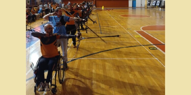 EN ACCIÓN. La mirada puesta en el blanco en el Polideportivo de Aristóbulo.