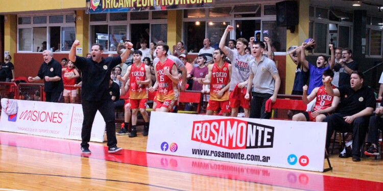 FESTEJO. Ponissi y el festejo junto al banco tras el triunfo del último lunes. (Prensa Tokio)