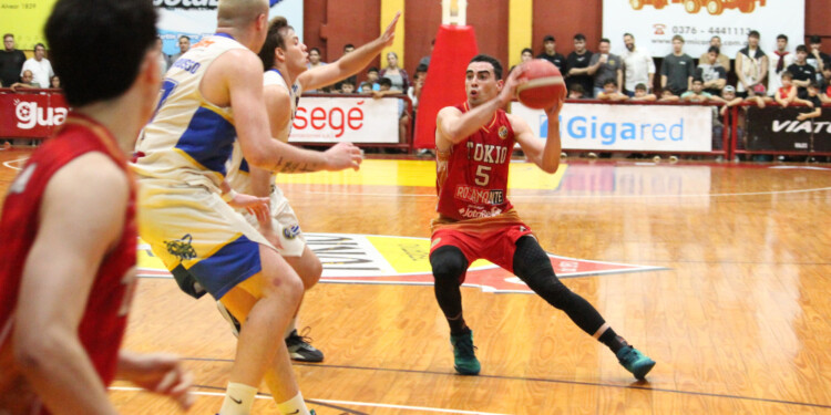 INTRATABLE. Daniel Tabbia fue la figura de la noche con 21 puntos en su haber. (Fotos Prensa Tokio).