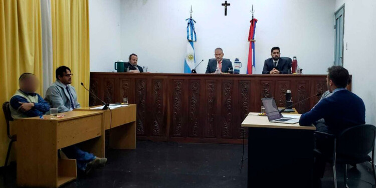 INSTANCIAS DE DESENLACE. Acusación y defensa ayer ante los jueces César Antonio Yaya (presidente en el centro), Carlos Jorge Giménez (derecha) y Gregorio Augusto Busse.