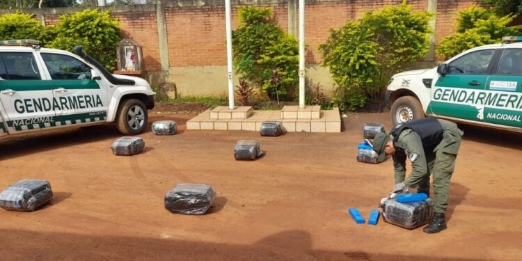 Los sorprendieron con la droga al hombro