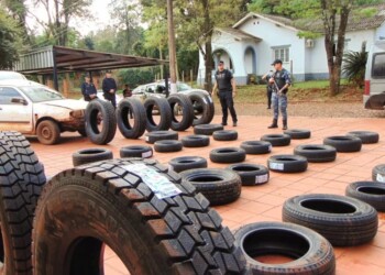 Dos hombres circulaban en vehículos cargados de cubiertas de contrabando