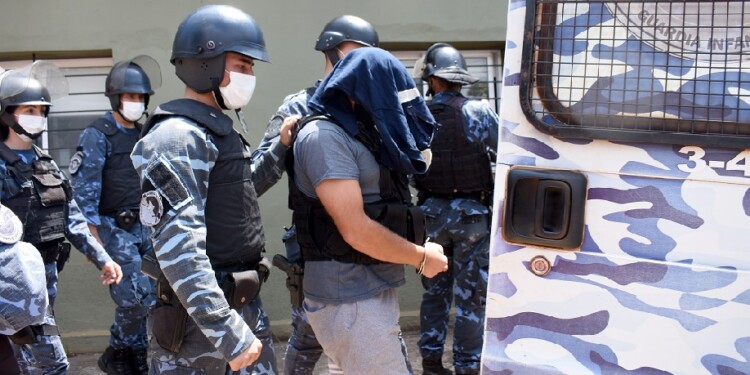 TRASLADO. Así fue llevado a indagatoria por el enfrentamiento a tiros frente a la iglesia Sagrada Familia.