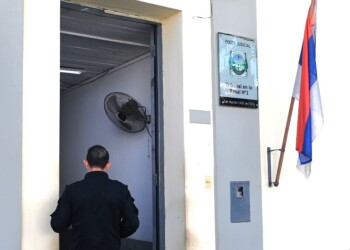 Abusó de una niña durante dos años y la amenazaba de muerte frente a la policía