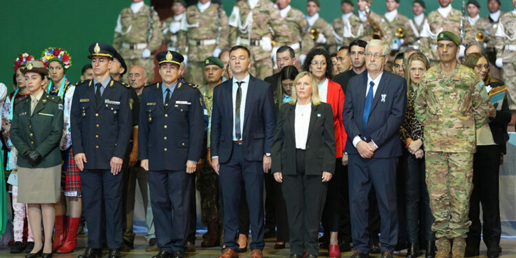 Apóstoles celebró, bajo techo, el Día de la Bandera