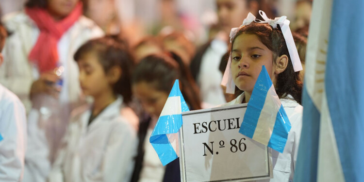 Apóstoles celebró, bajo techo, el Día de la Bandera