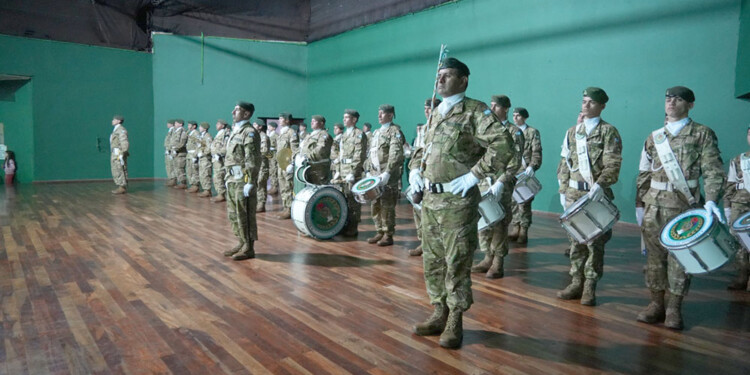 Apóstoles celebró, bajo techo, el Día de la Bandera