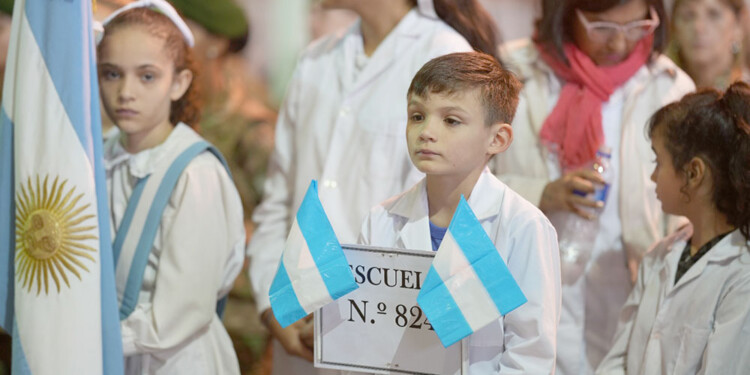 Apóstoles celebró, bajo techo, el Día de la Bandera