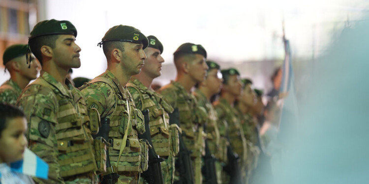 Apóstoles celebró, bajo techo, el Día de la Bandera