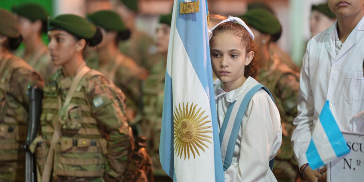 Apóstoles celebró, bajo techo, el Día de la Bandera