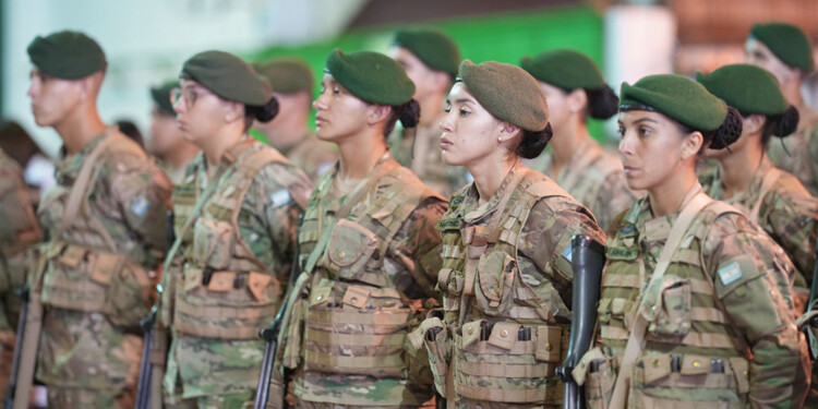 Apóstoles celebró, bajo techo, el Día de la Bandera