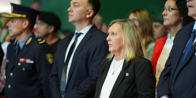 Apóstoles celebró, bajo techo, el Día de la Bandera