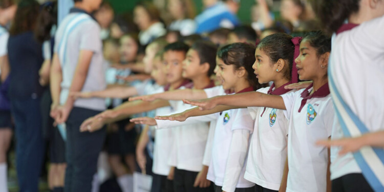 Apóstoles celebró, bajo techo, el Día de la Bandera