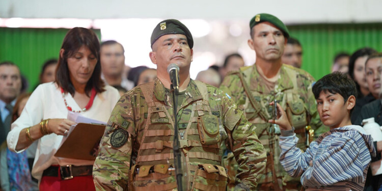 Apóstoles celebró, bajo techo, el Día de la Bandera