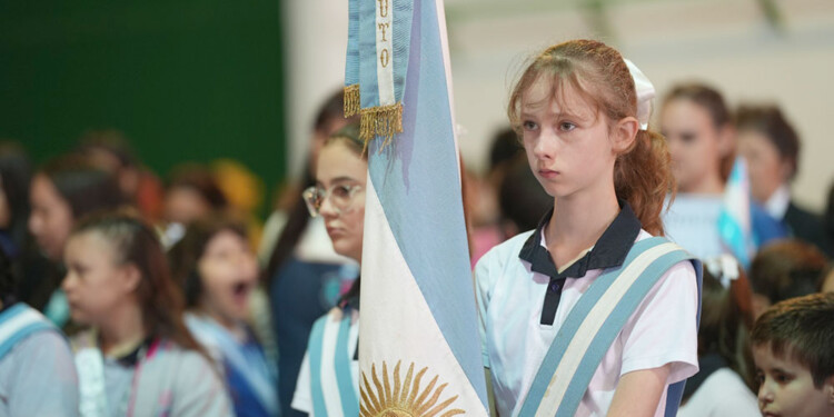 Apóstoles celebró, bajo techo, el Día de la Bandera