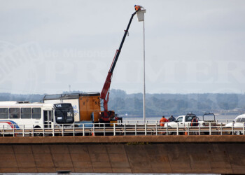 Comenzaron trabajos de reparación del alumbrado en el puente Posadas-Encarnación