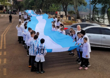 Una bandera Argentina de 120 metros “abrazó” la ciudad de El Soberbio