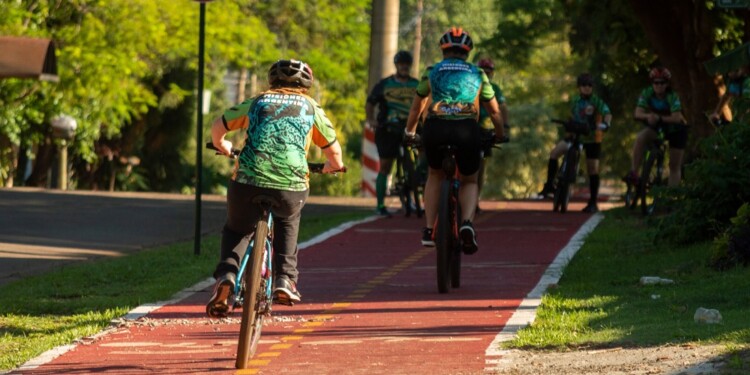SEGURIDAD. Las ciclistas deben tener protección y usar las bicisendas.