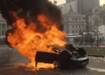 Video: quemaron el auto de Cadena 3 en las manifestaciones frente al Congreso