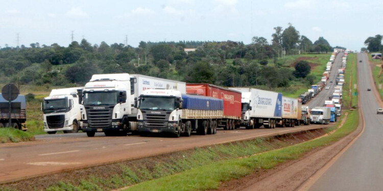 PERJUDICADOS. La carga de los camioneros, el turismo, el comercio y otras actividades salen perdiendo por cortes.