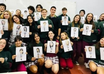 Profesor de un colegio posadeño retrató a cada uno de sus alumnos con una graciosa caricatura