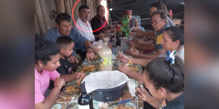 DETENIDOS. El exprefecto Pérez y la funcionaria municipal Caillava en el almuerzo. Al lado el padre junto a Loan.