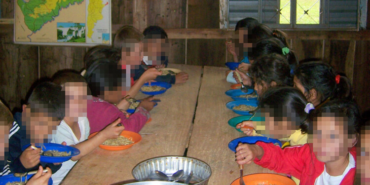 A LA ESPERA DE SER DISTRIBUIDOS. Leche, aceite, fideos y otros alimentos secos conforman la nómina.