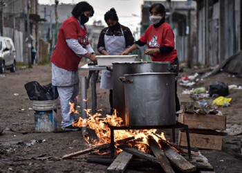 Comedores con raciones más pequeñas, filas más largas y la ausencia del Estado