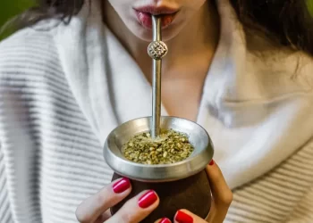 El truco definitivo para limpiar las bombillas del mate