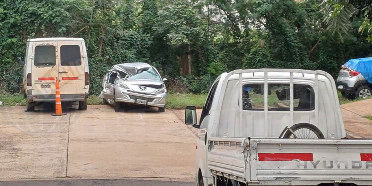 CAMIONETA Y PEUGEOT. La utilitaria Hyundai y el automóvil en el que los cinco menores, alumnos del quinto año del Santa María, se dirigían a una clase de educación física.