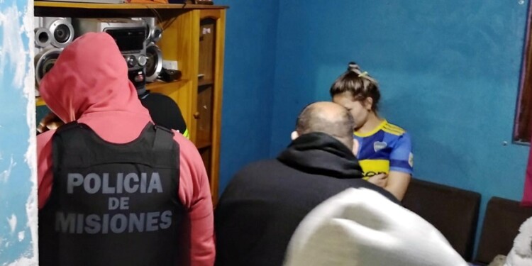 POSITIVO. Durante el allanamiento en San Antonio encontraron elementos de interés para esclarecer el caso.